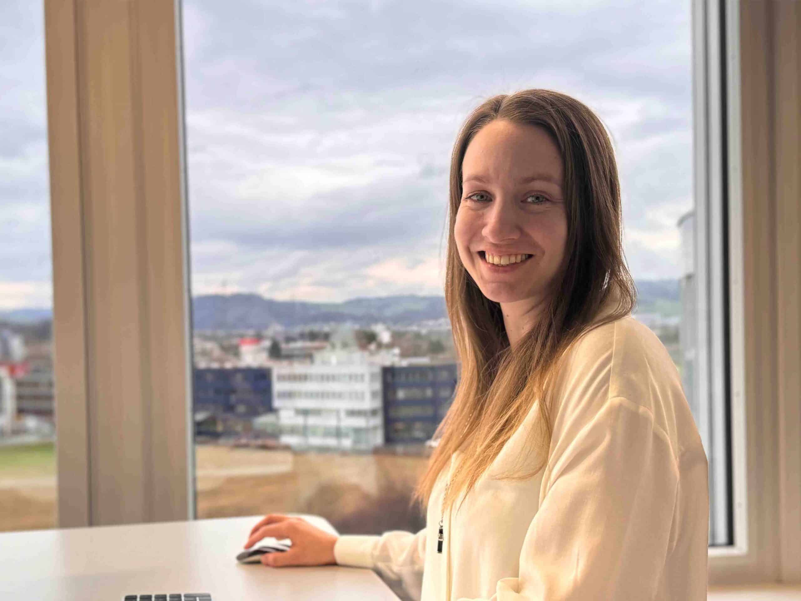 Alena Bolender am Arbeitsplatz.