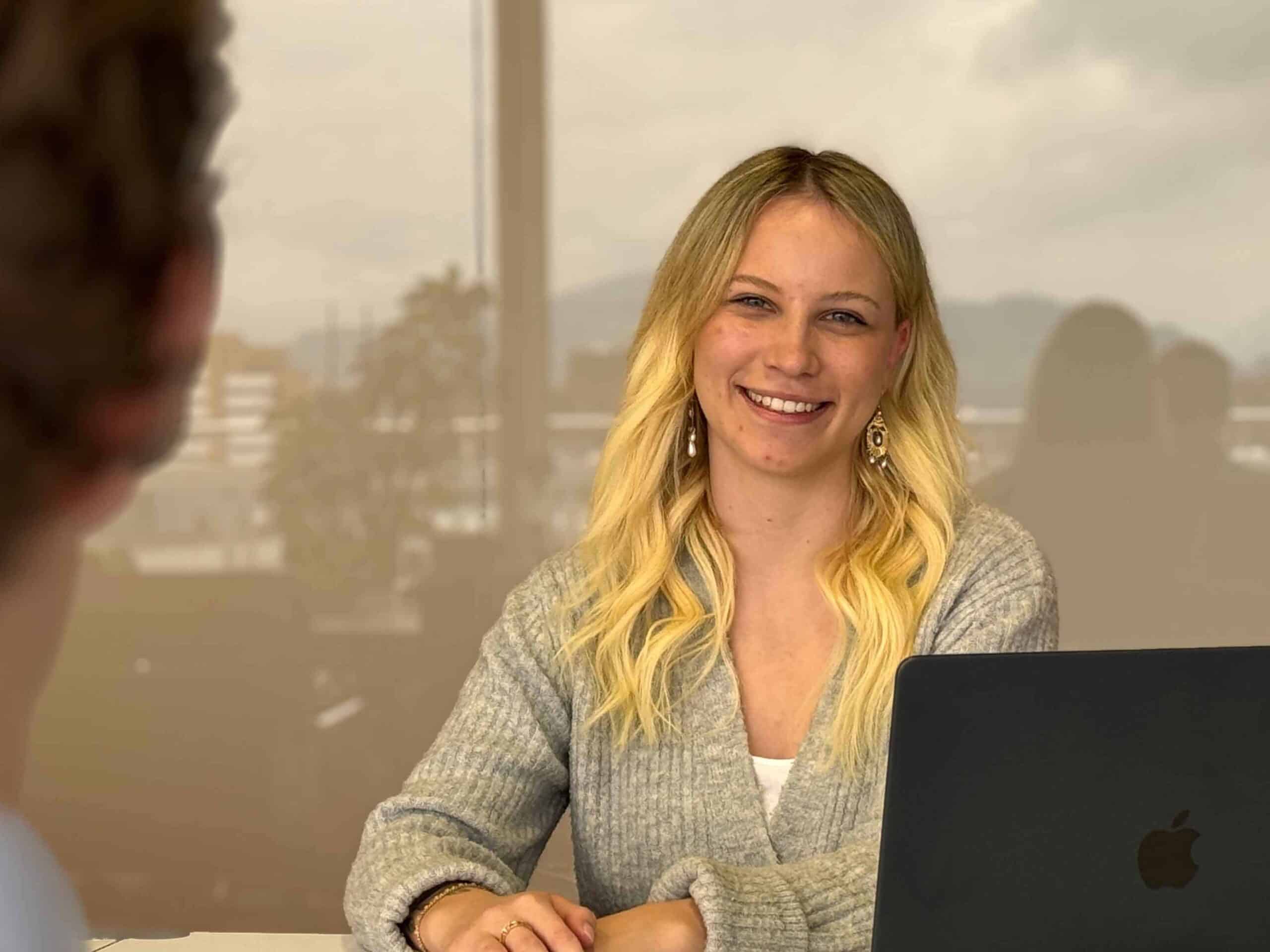 Fiona Gmeiner am Arbeitsplatz.