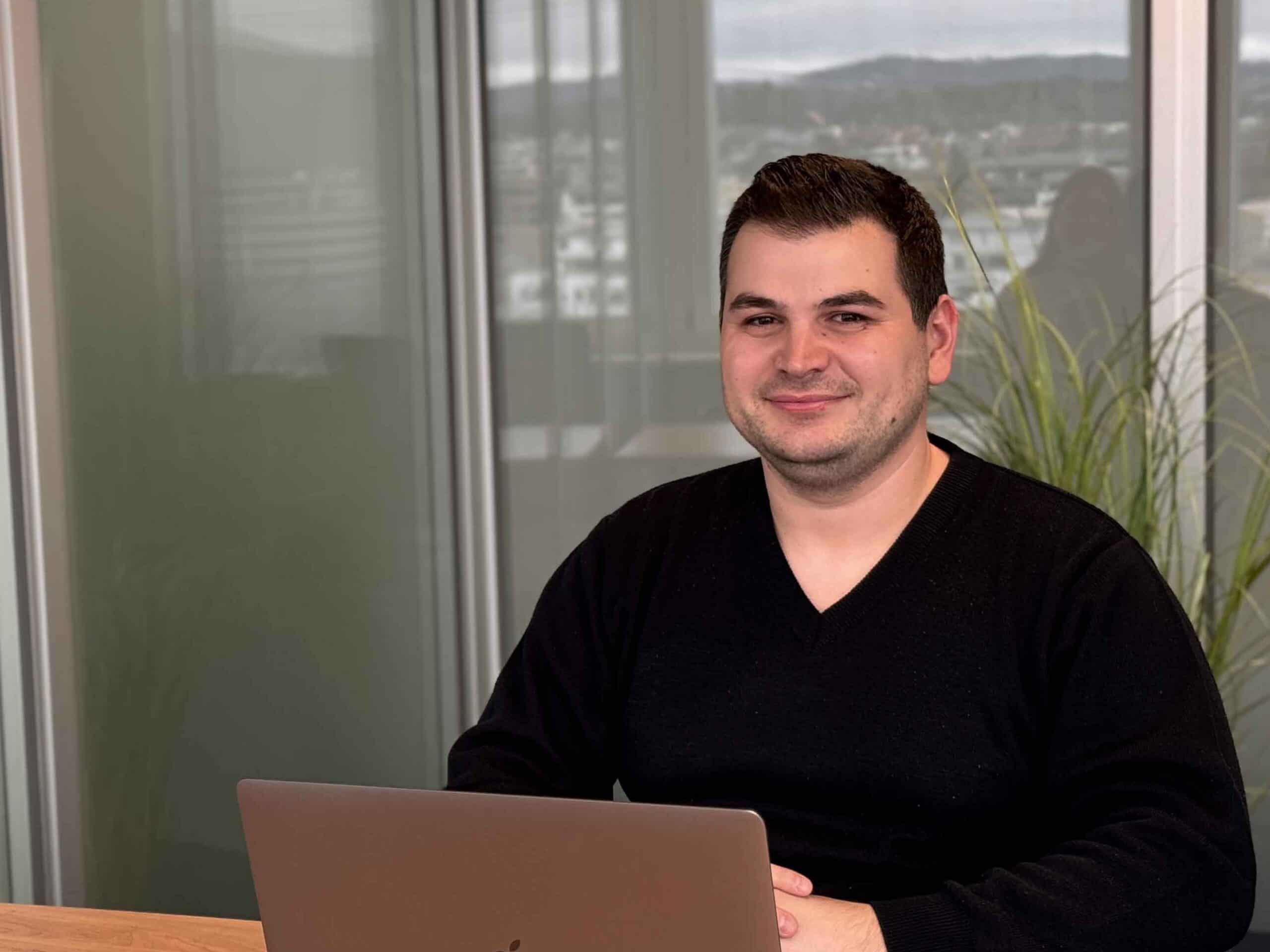 Flamur Dina am Arbeitsplatz.