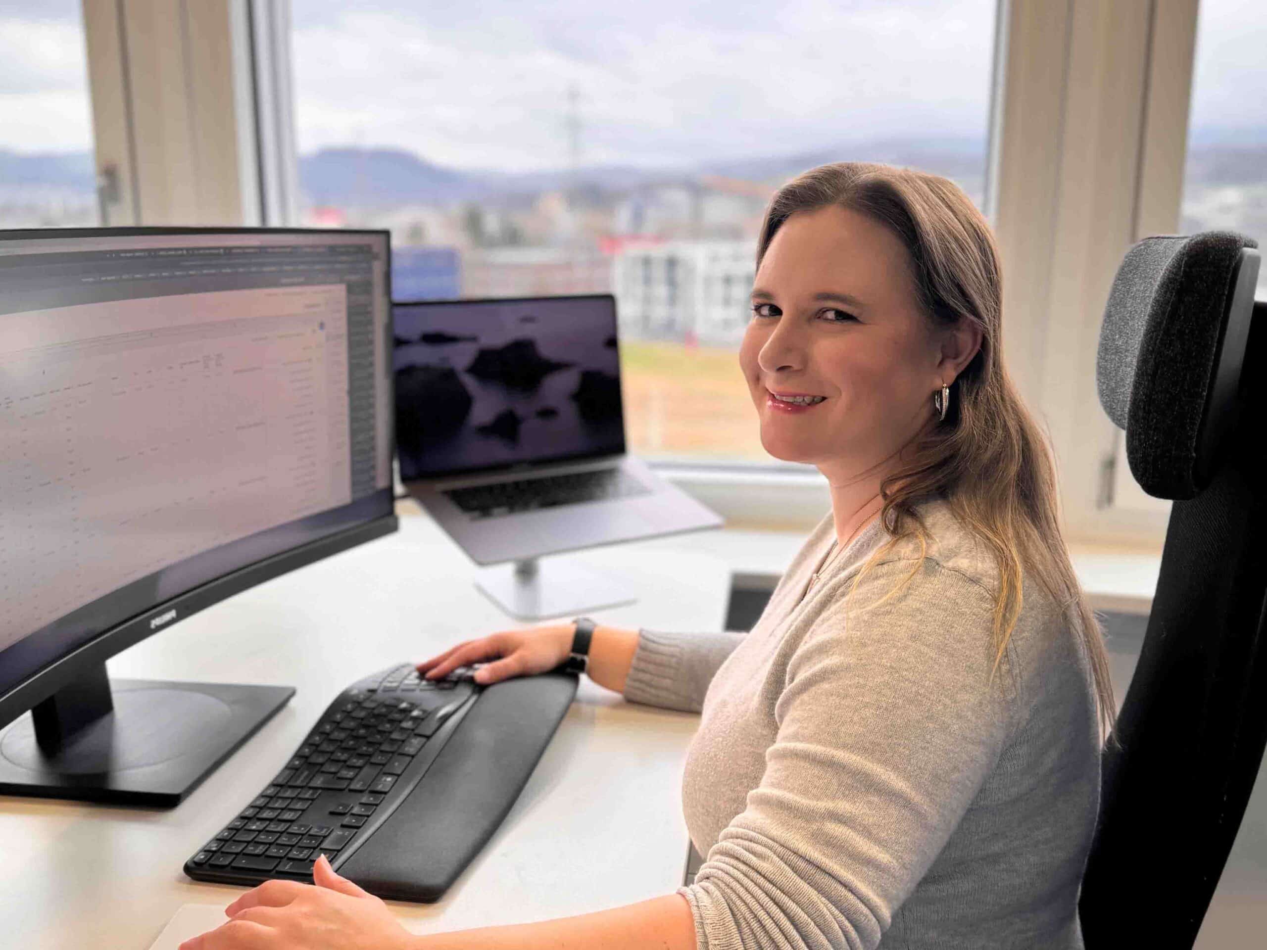 Karin Duss am Arbeitsplatz.