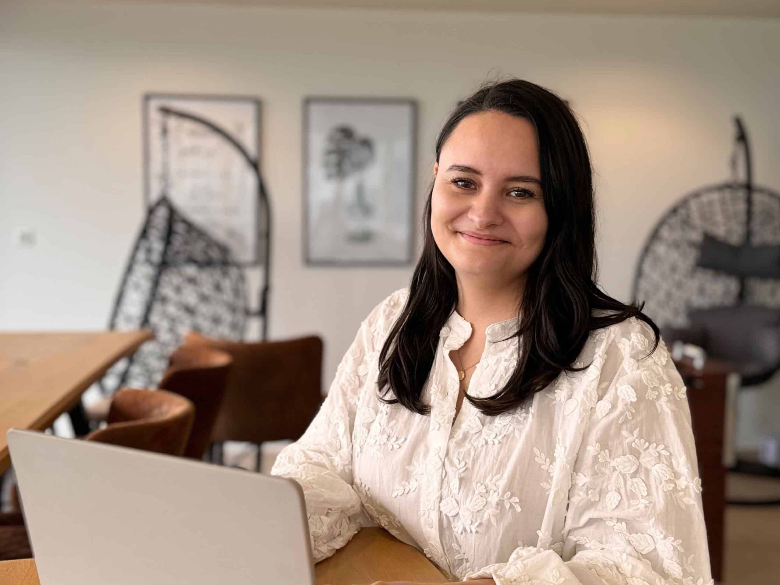 Melanie Wyss am Arbeitsplatz.