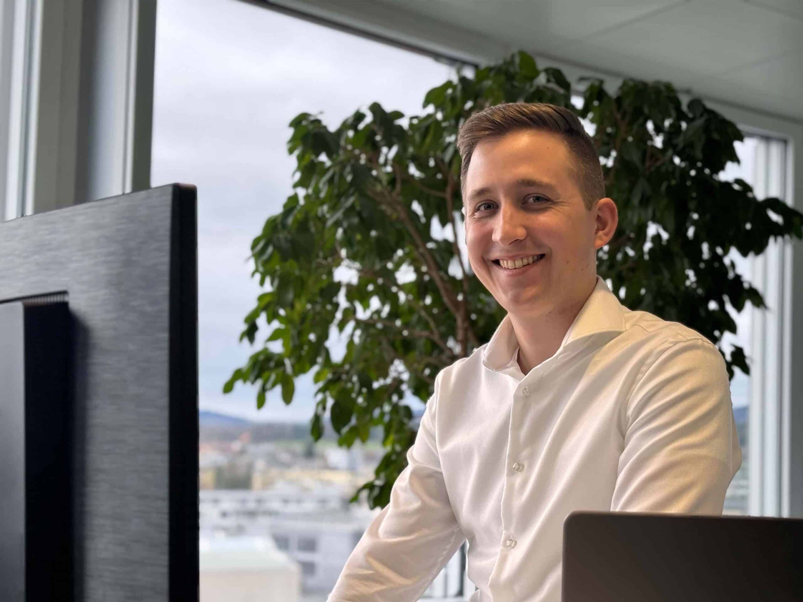 Raphael Scherrer am Arbeitsplatz.