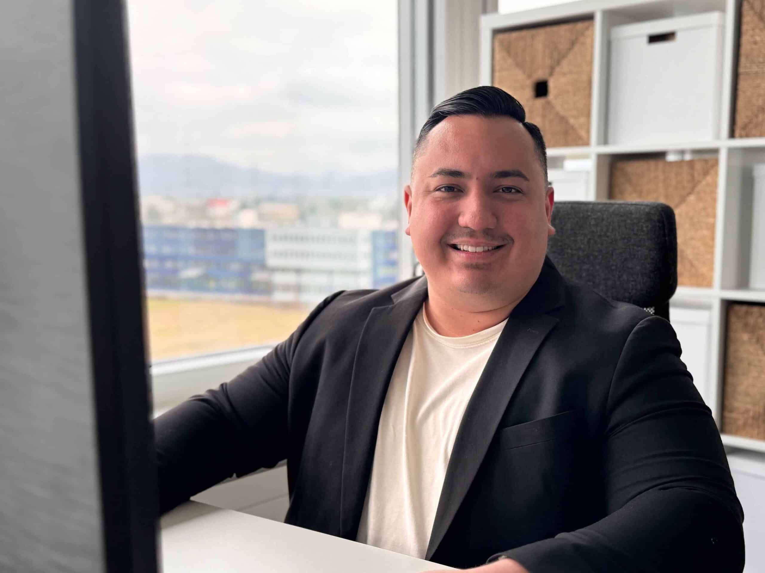 Ricardo Santschi am Arbeitsplatz.