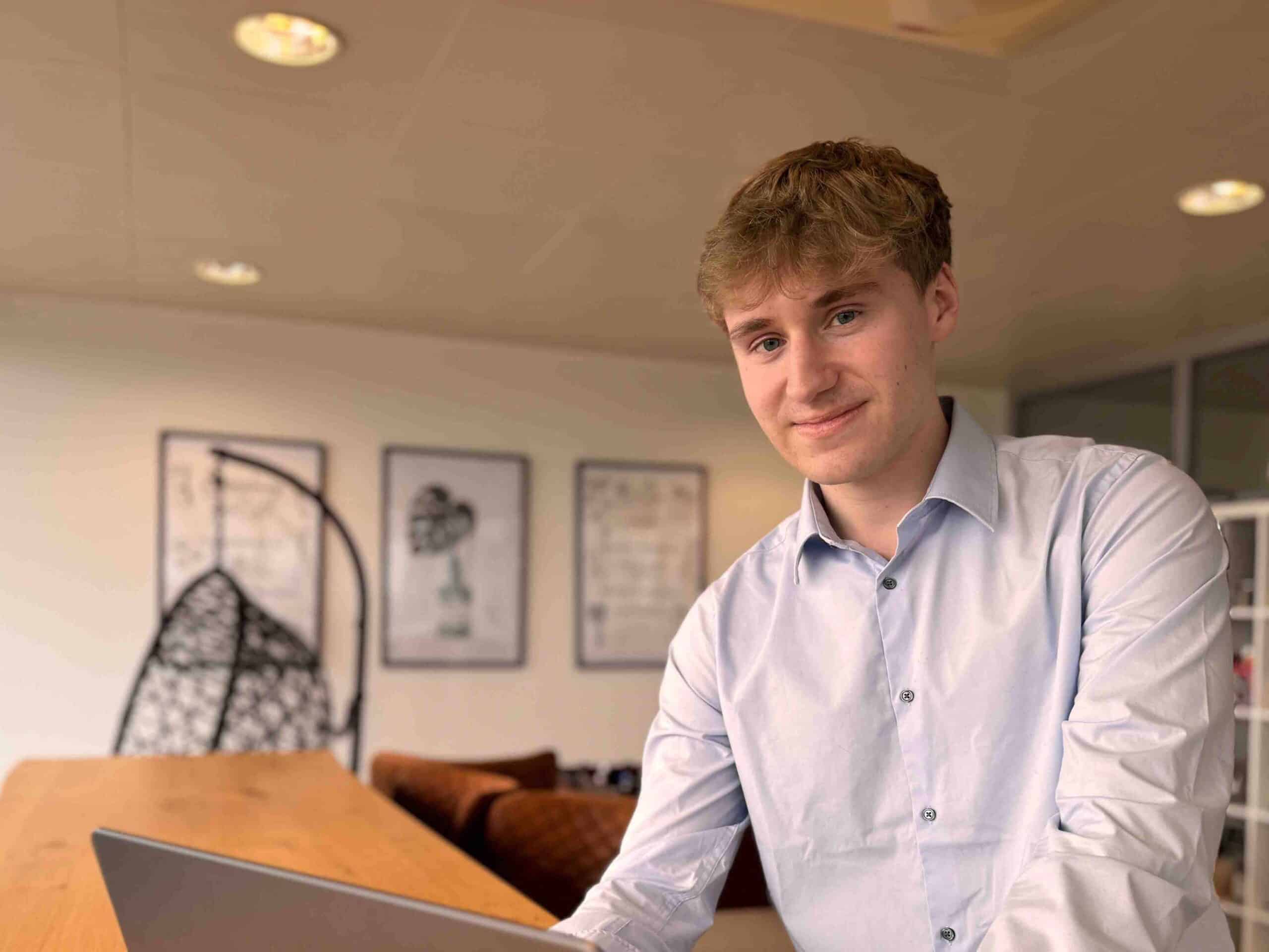 Sandro Schelbert am Arbeitsplatz.