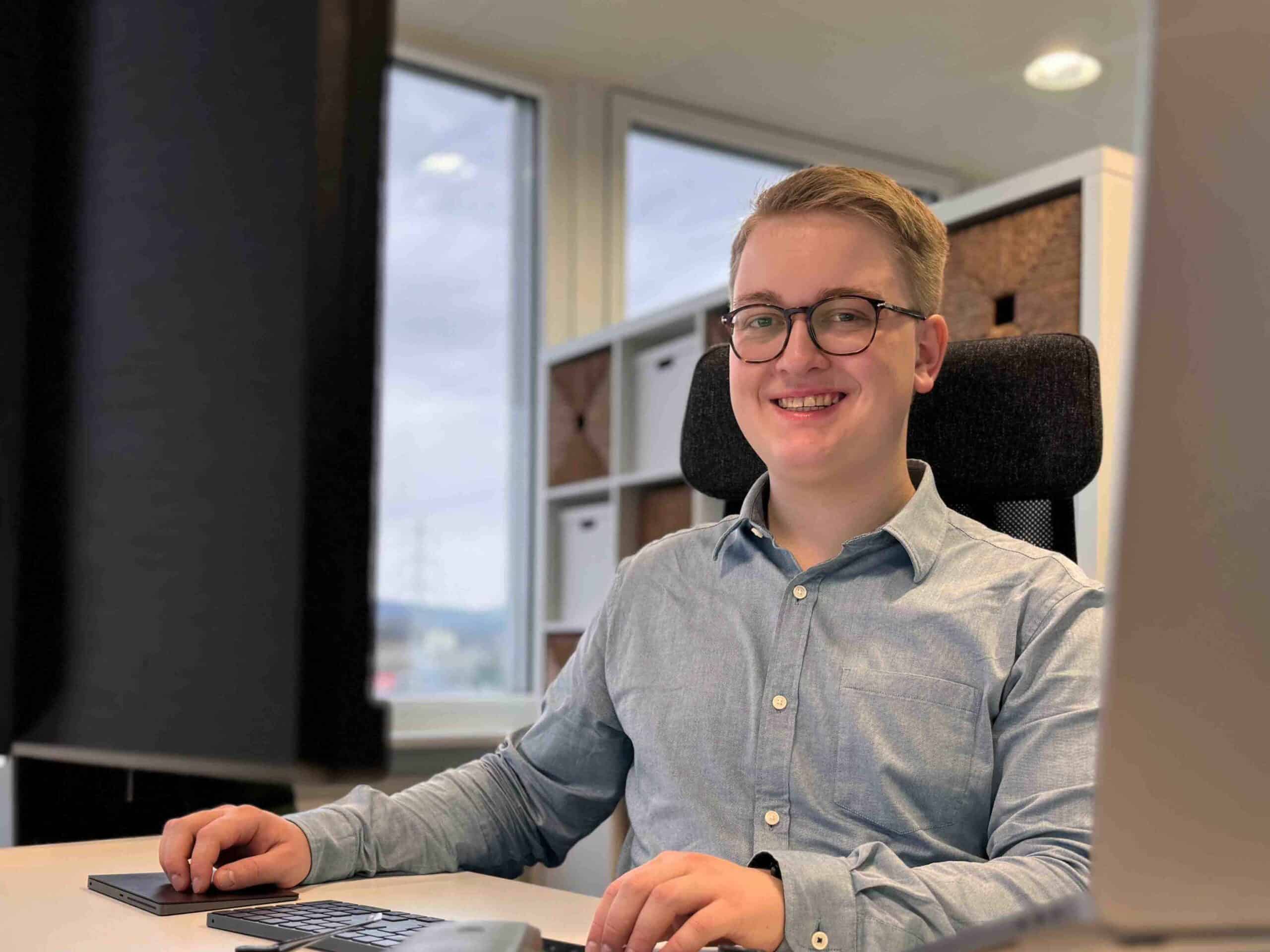 Timon Okle am Arbeitsplatz.