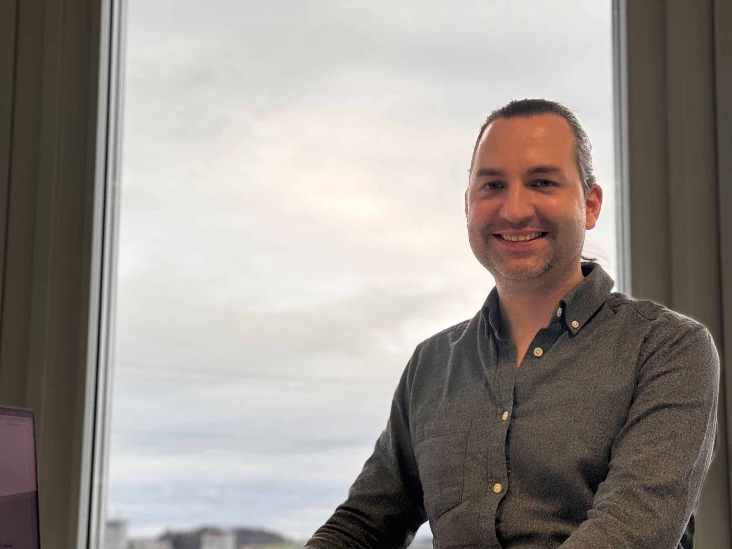 Tobias Schmid am Arbeitsplatz.